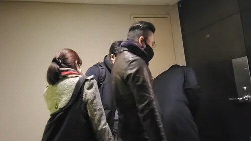 한동훈 장관 자택 찾아간 '더탐사' 취재진.<유튜브 채널 '시민언론 더탐사' 캡처, 연합뉴스>